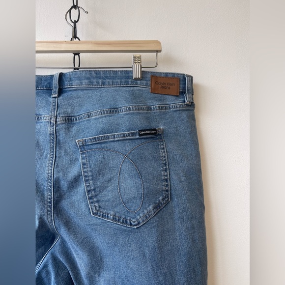 Calvin Klein High Rise Wide Leg medium wash jeans, size 20W - Picture 3 of 3